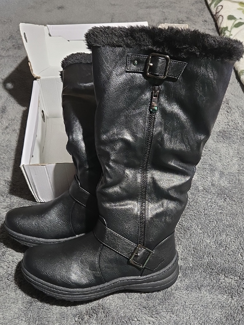 DREAMPAIRS Women’s Black Faux Fur Mid-Calf Winter Boot, Size 5.5